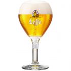 Gevuld glas bier op voet van Leffe