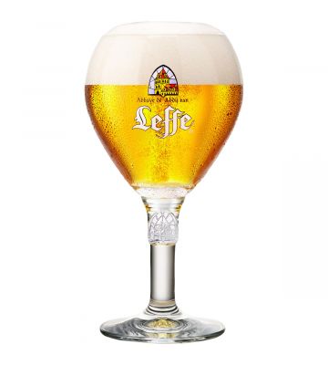 Gevuld glas bier op voet van Leffe