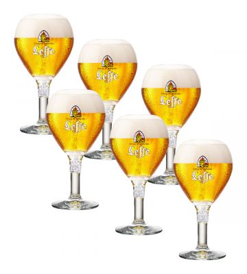 6 Leffe bierglazen op voet gevuld met bier