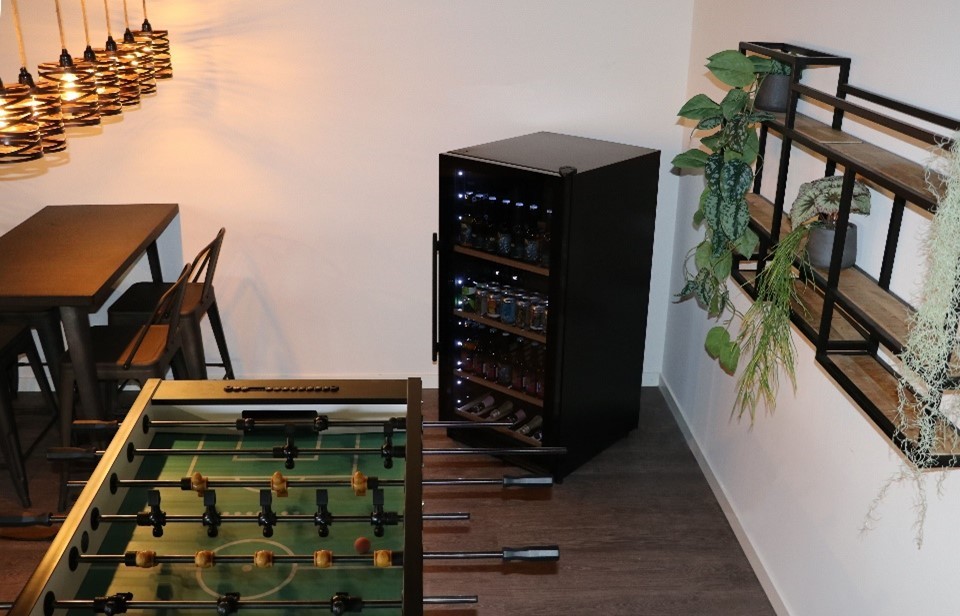kamer met bierkoelkast